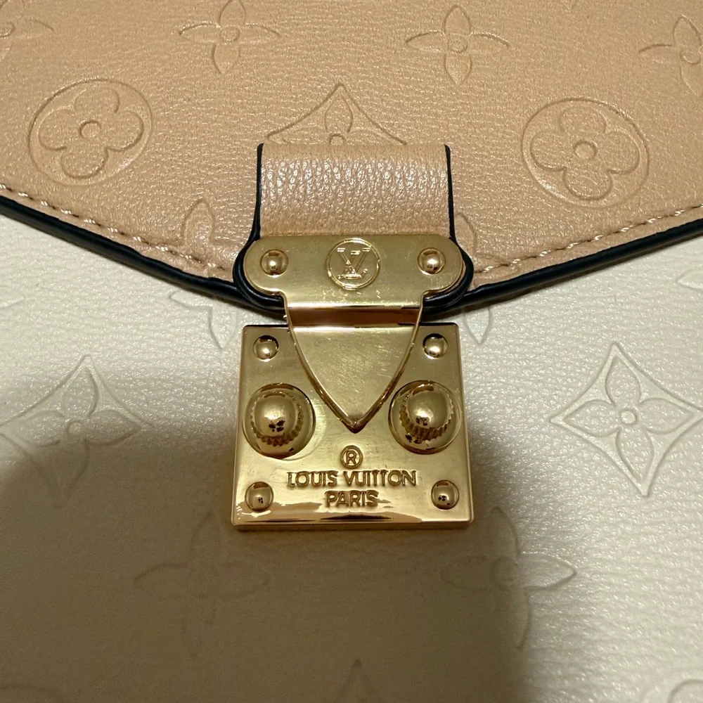 Louis Vuitton Tan and Cream Crossbody Bag - Picture 4 of 9